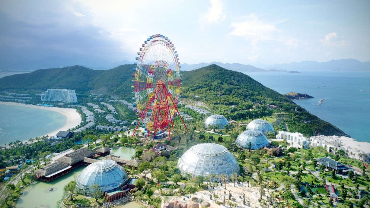Toàn cảnh công viên VinWonders Nha Trang với vòng quay khổng lồ và các mái vòm kính trên đảo Hòn Tre